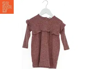 Rød børnekjole med flæsedetaljer fra Luca & Lola (str. 86)