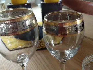8 glas med guldkant