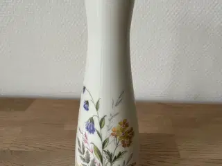 Flot vase med blomster-dekoration