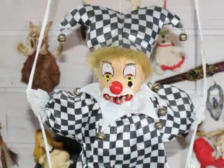 JoJo er en Creepy porcelænsdukke