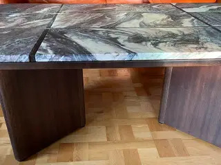 Sofabord med træben og marmorplade