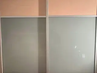 Et flot og rummeligt klædeskab 