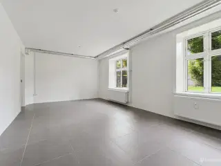 Fint Kontor /showroom i stille gård.