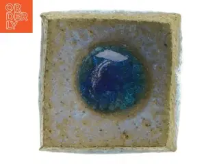 Dekorativ keramikkvadrat med blå glasdetalje (str. 7,5x7 cm)