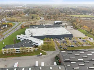 Rummelig lagerejendom beliggende i Odense med direkte adgang til E20 Fynske Motorvej