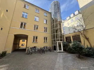 Et unikt lejemål med atmosfære og suveræn beliggenhed midt i Frederiksstaden.