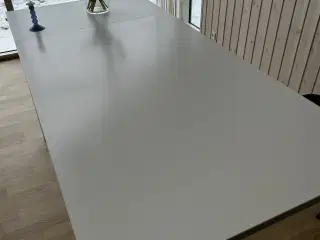 Hvidt spisebord på stålben