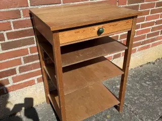 Bord i træ med skuffe og hylder 