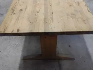 Massivt spisebord fyr