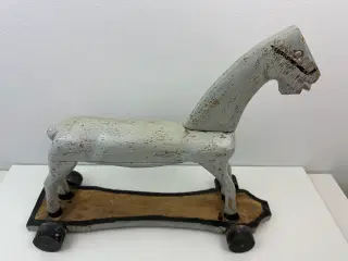 Træfigur - Hest med hjul
