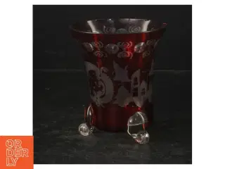 Rødt glas med mønster (str. Ø. 10 cm. længde, 12 cm)