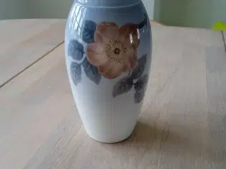 Bing og Grøndahl vase med liljekonval 