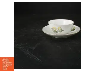 Porcelænskop og underkop med blomstermotiv fra B&G (str. 15 x 5 cm)