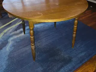 Rundt spisebord i mærkt træ