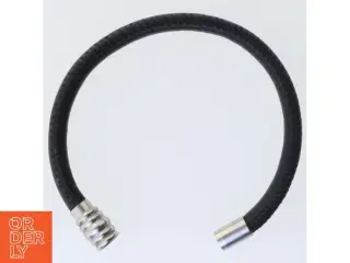 Læderarmbånd med metaldetaljer (str. 22 cm)
