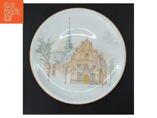 Dekorativ tallerken med kirke fra Holmens Kirke (str. Ø 25,5 cm) fra Mads Stage