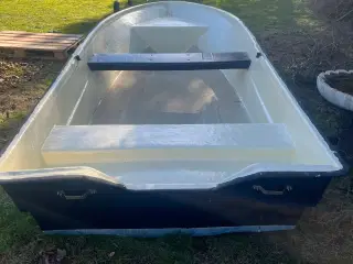 Pæn jolle med nysynet 750 kg bådtrailer 