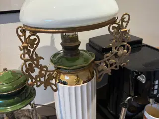 Primus og olielampe. Olielampen er lavet om til el