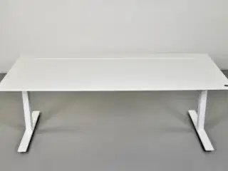 Hæve-/sænkebord med hvid plade og hvidt stel, 180 cm.