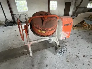 Betonblander, Atika