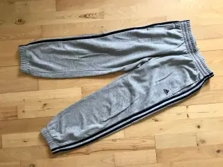 Adidas bukser i str. 11-12 år (152)