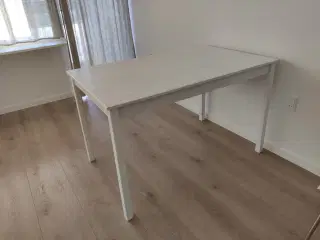Spisebord hvidmalet