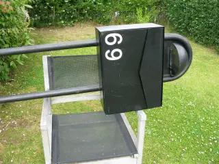 Postkasse med ASSAABLOY lås og stativ