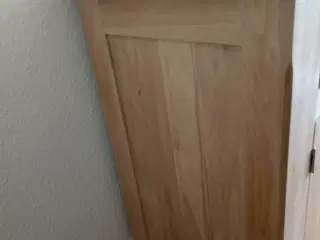 Skænk i egetræ 