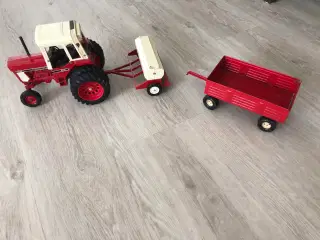 Stor rød traktor, vogn og såmaskine