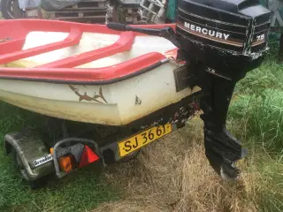 båd med motor og synet trejler