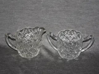 Flødekande samt sukkerskå i presset glas