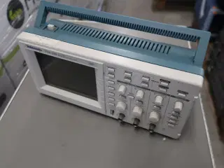 Two Channel Digital Real-Time Oscilloscope TEKTRONIX TDS 220