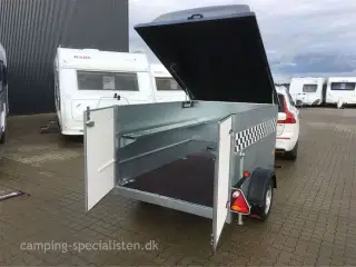 2024 - Selandia Gokart trailer    NY GOKART TRAILER med plads til to gokarts, model 2024 med bremser - kan ses hos Camping-Specialisten.dk