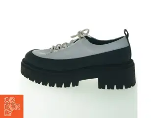 Platform sko fra Catwalk (str. 39 )