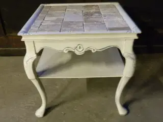 Hvidt bord med flotte klinker/fliser