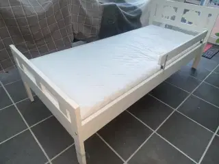 Juniorseng med madras - næsten ikke brugt 