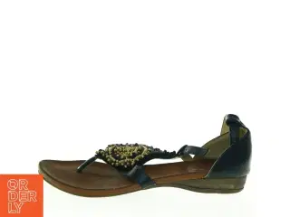 Sorte sandaler med perledetaljer (str. 39)