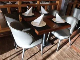 Bord og 4 nye stole