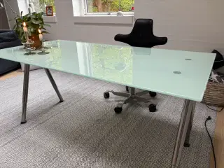Glas skrivebord