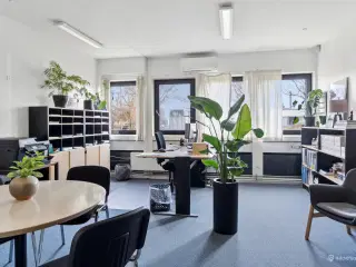 Fleksibel erhvervsejendom med lager og kontor i Hvidovre