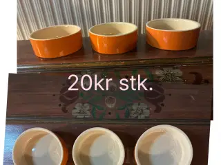 Forskellige skåle sælges