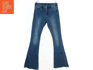 Blå jeans med svaj fra LMTD (str. 176)