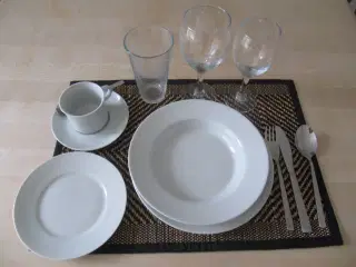 Glas, tallerken og bestik