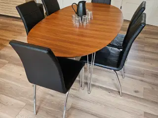 Udtræksbord i Valnød med 6 Læderstole