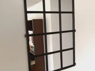 Spejl af gammel staldvindue 