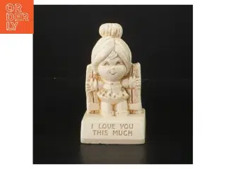 Dekorativ figur med tekst (str. 14 cm)