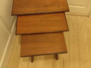 Indskudsborde i teak 