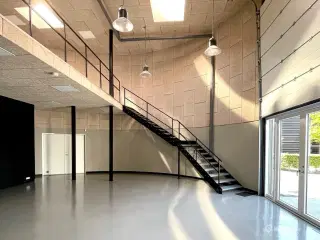 Unik ejendom - Lager/showroom/kontor - 3 meter port og dobbeltdør som kan åbnes helt op.