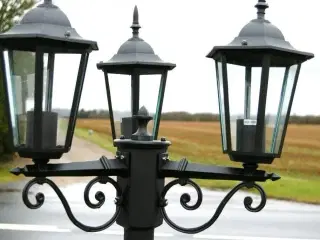 2 flotte udendørs herregårdslamper, højde ca 220 cm