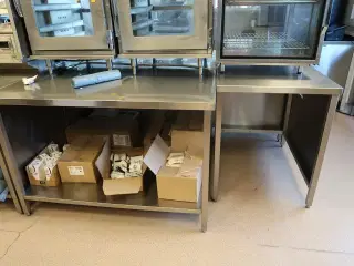 Rustfri stålbord med indhold (varmeskabe medfølger ikke)